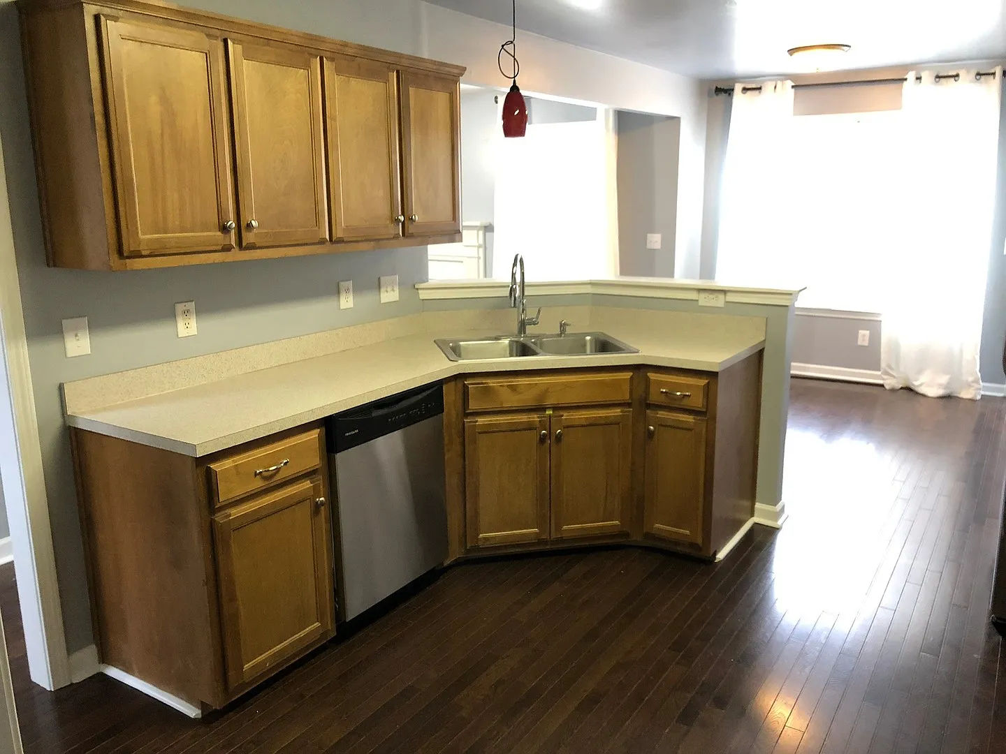 3 bed, 2.5 Bath Large Backyard and Storage Shed — Photo 4