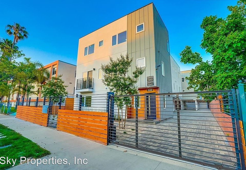 1st image of 1242 N Beachwood Dr #7463467