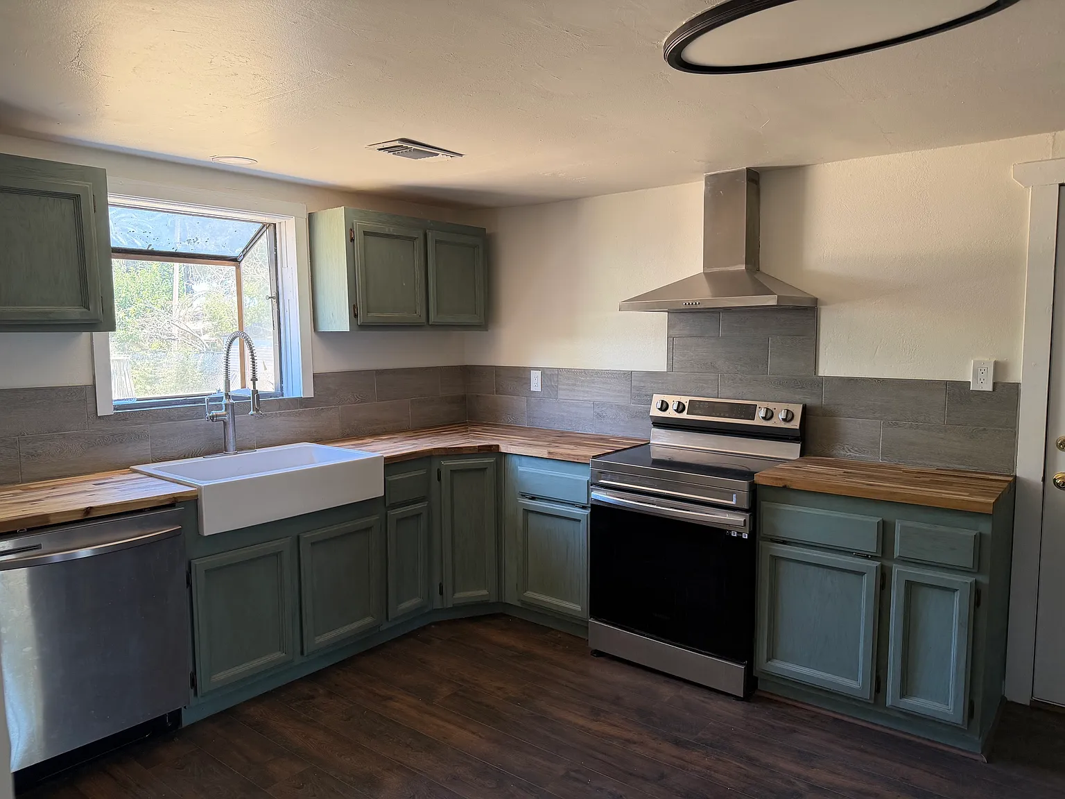 3 bed, 835 sqft, $2,000 — Photo 2