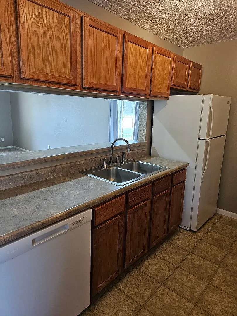 3 bed, 2 bath Duplex, South Columbia — Photo 3