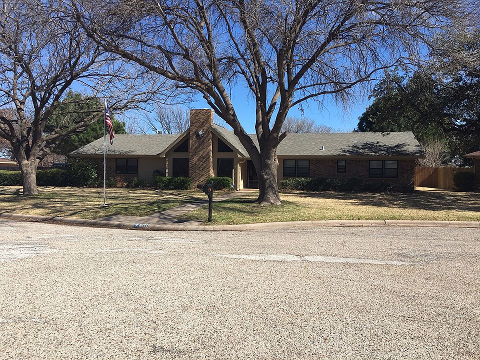 Front of home located on cul-de-sac