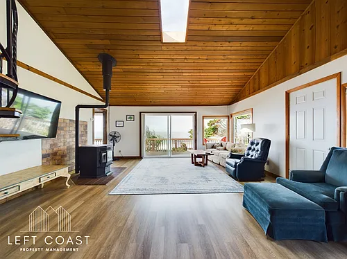1033 NW Inlet Ave Photo 1