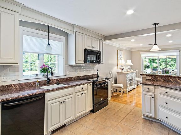 2nd image of 48 Holly Cir