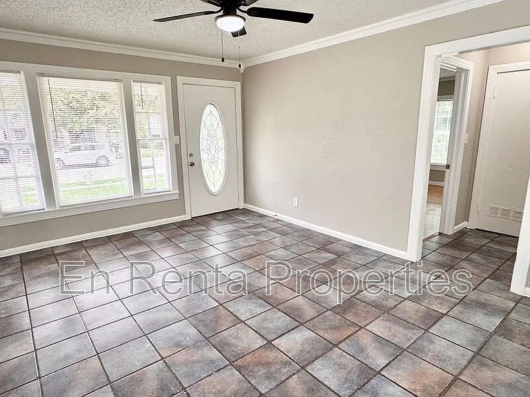 601 W Beach St — Photo 4