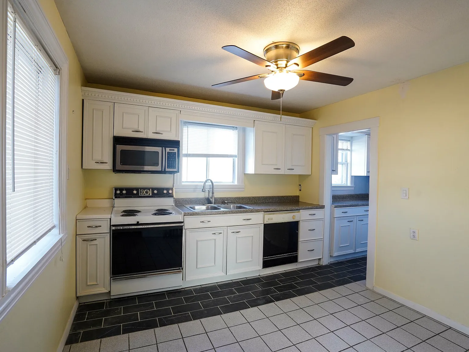 3 bed, 1300 sqft, $3,100 — Photo 2