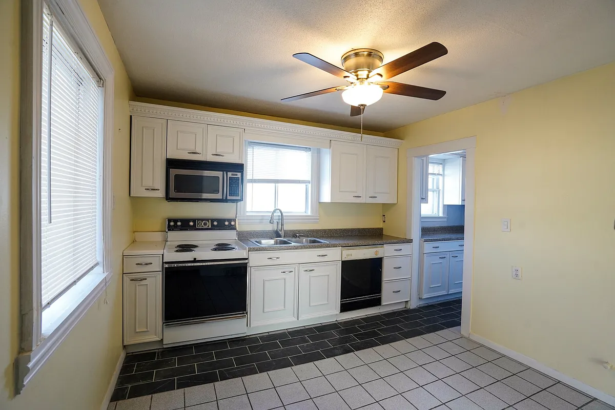 Building Photo - 98 Beechcroft St #2