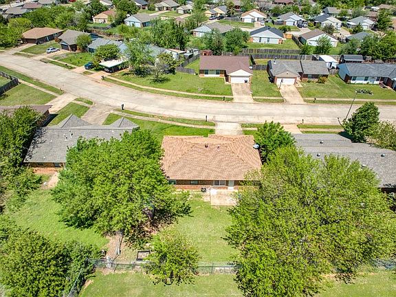 5th image of 820 SE 15th St