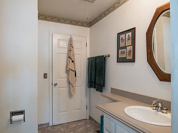 3rd image of 2605 Nutmeg Ave