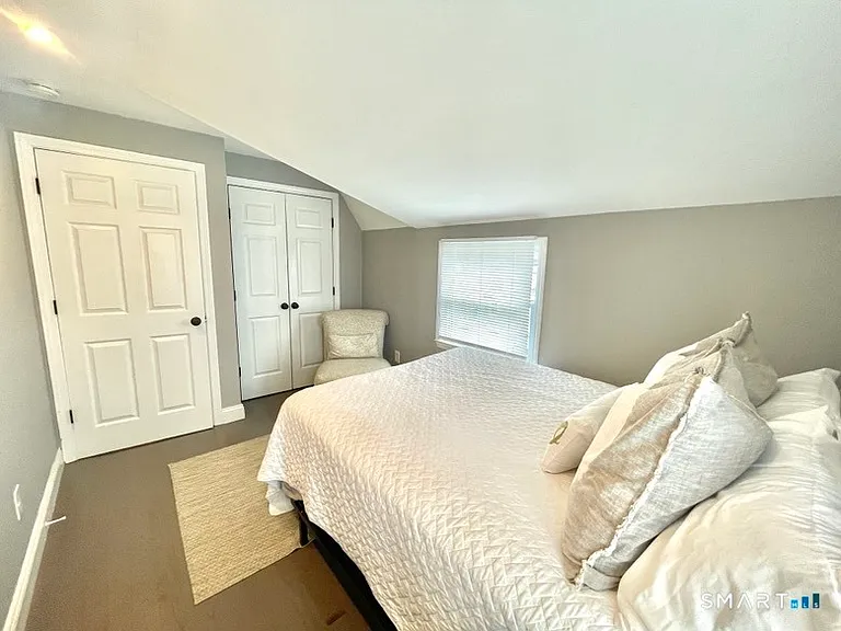 840 E Broadway — Photo 17