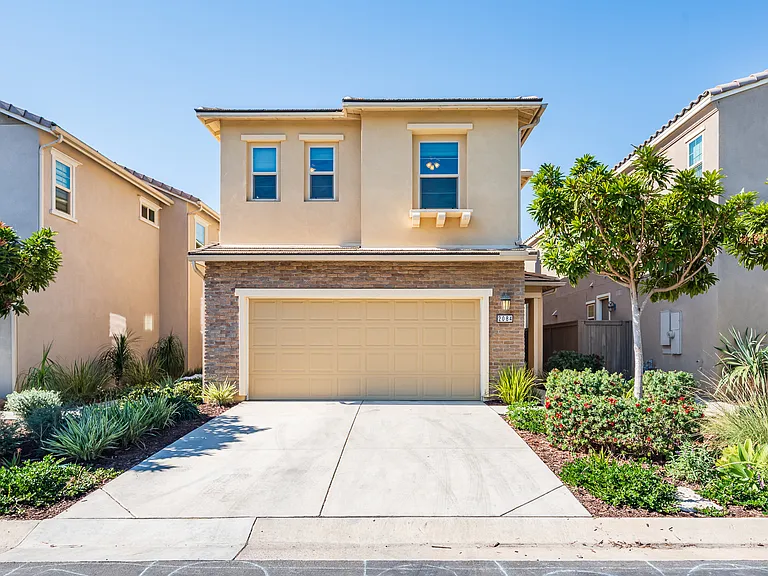 2084 Blue Oak Ln — Photo 1