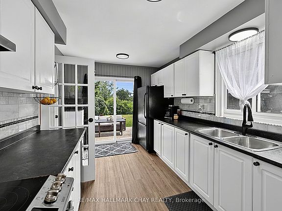 4th image of 133 Daphne Cres