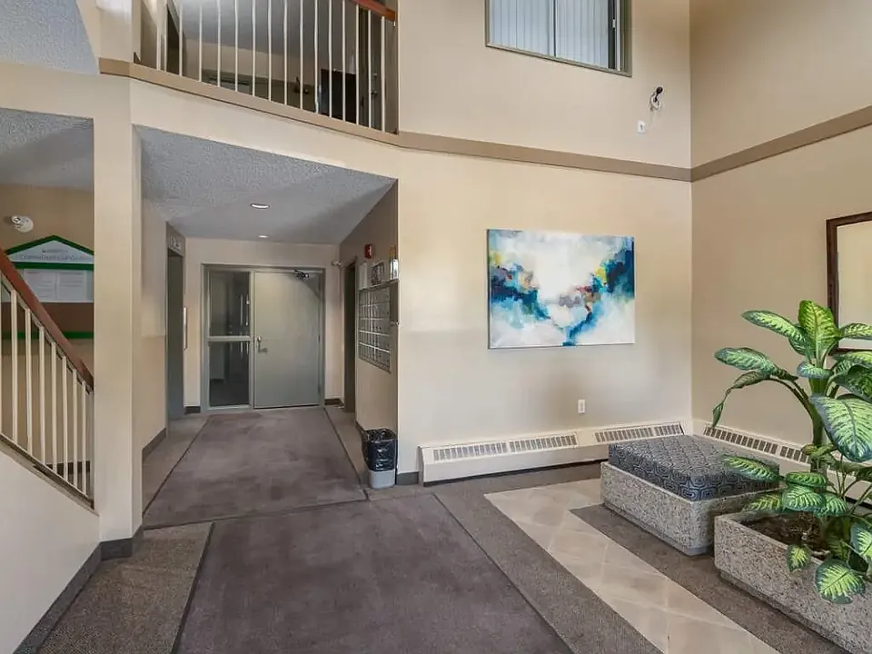 358 Hooper Cres NW