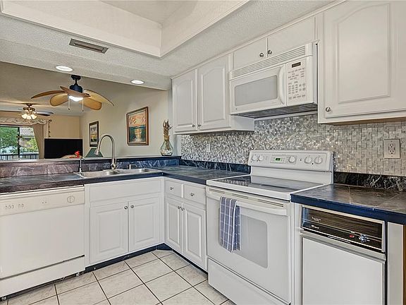 5th image of 110 LAKESIDE COURT #110
