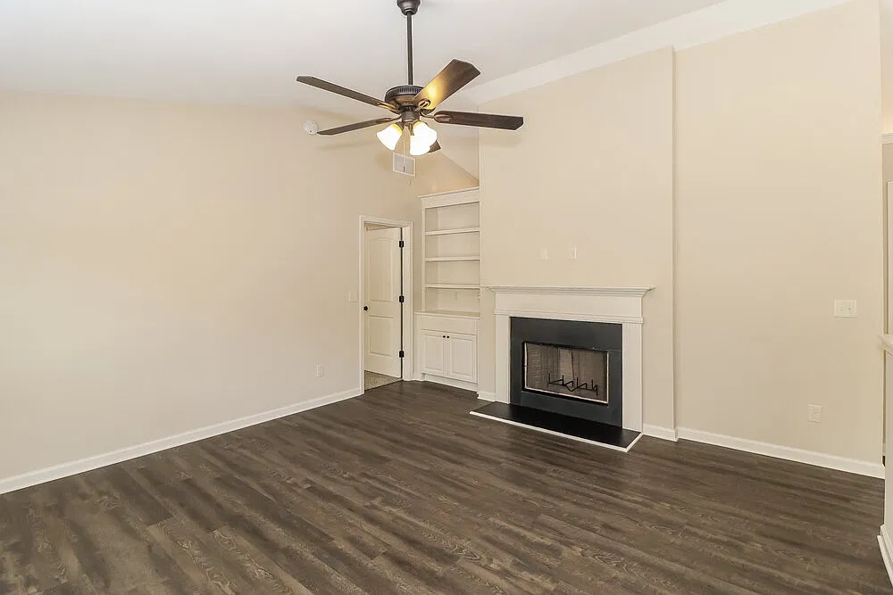 5 bed, 3.0 bath, 2070 sqft, $2,405 — Photo 4