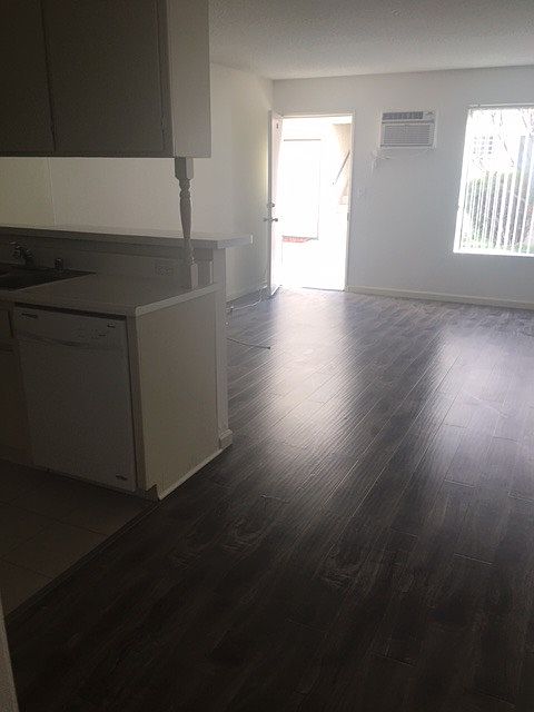1st image of 5900 Reseda Blvd #2