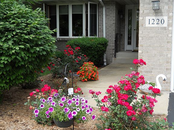 3rd image of 1220 N Crest Dr