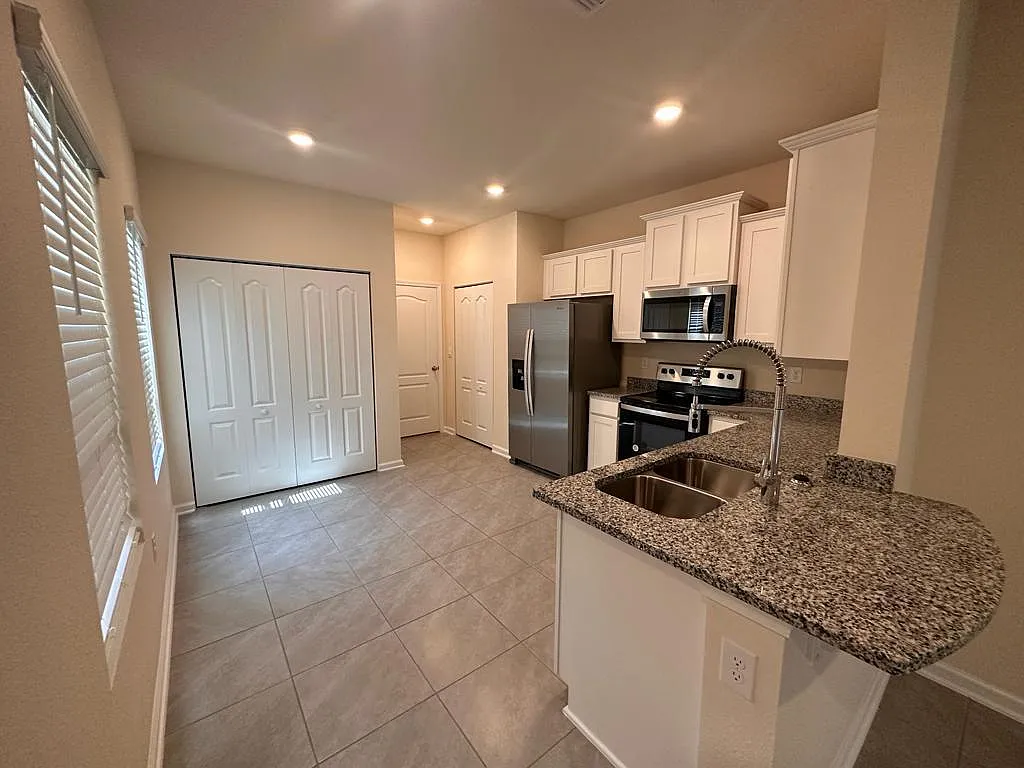 3 bed, 2.5 bath, 1500 sqft, $2,000 — Photo 3