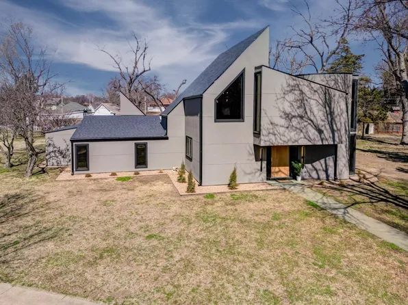 910 E 11th Ave, Winfield, KS 67156