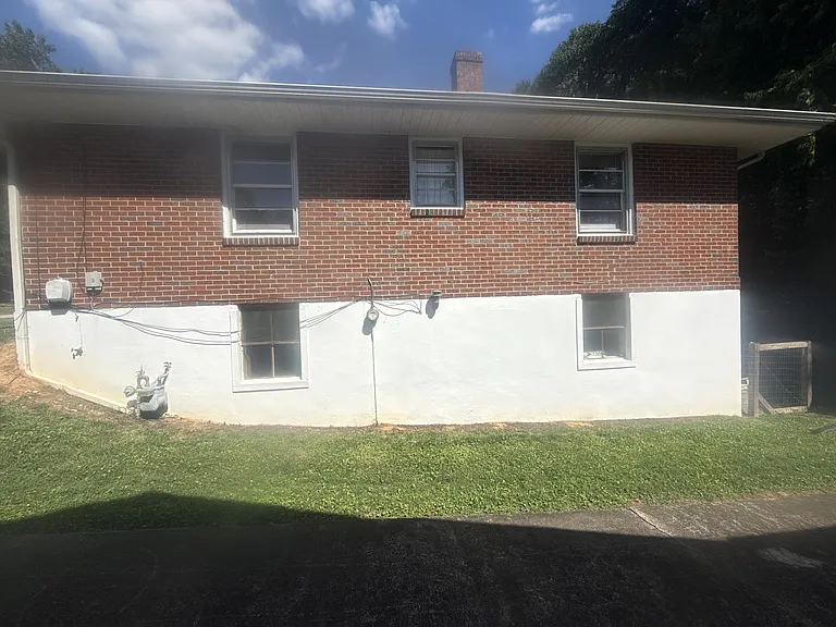 139 Winthrop Dr — Photo 2