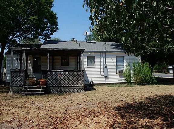 3rd image of 7118 Maple Park Dr