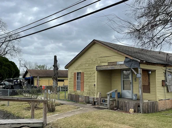 2202 Jones Rd, Baytown, TX 77521