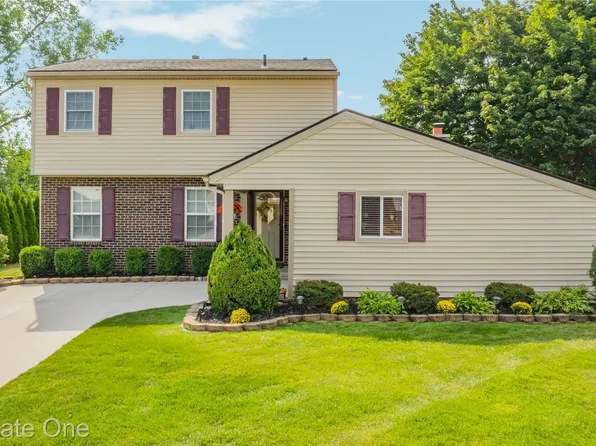 1667 Brentwood Dr, Wixom, MI 48393