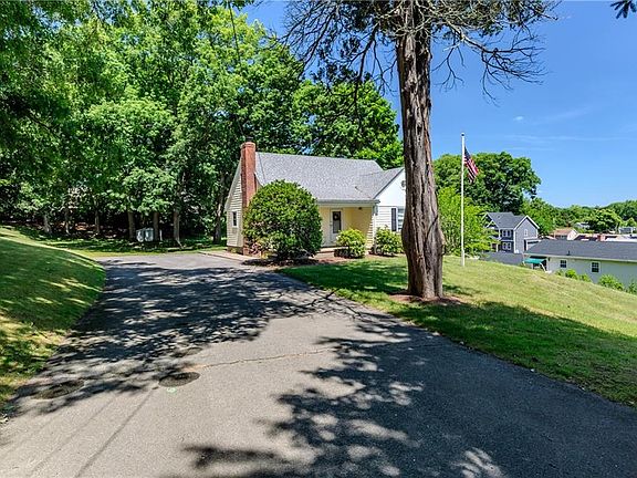 2nd image of 105 Borden Ave