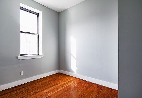5th image of 1503 Gates Ave APT 1C
