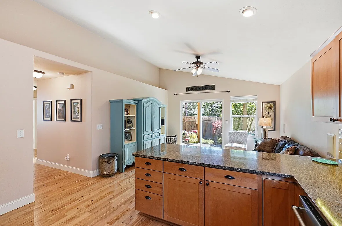3 bed, 1616 sqft, $3,250 — Photo 3
