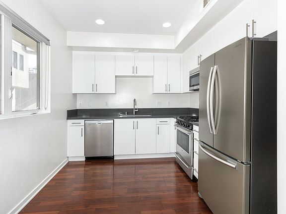 4th image of 2924 Rowena Ave Unit 4