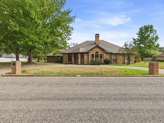 3 bed, 2.5 bath, 2993 sqft, $2,950 — Photo 2