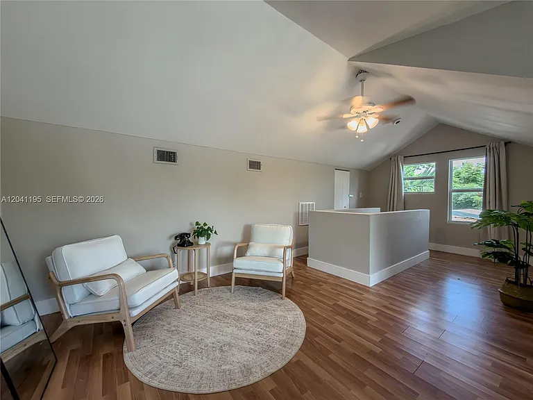 1813 SW 10th St — Photo 22