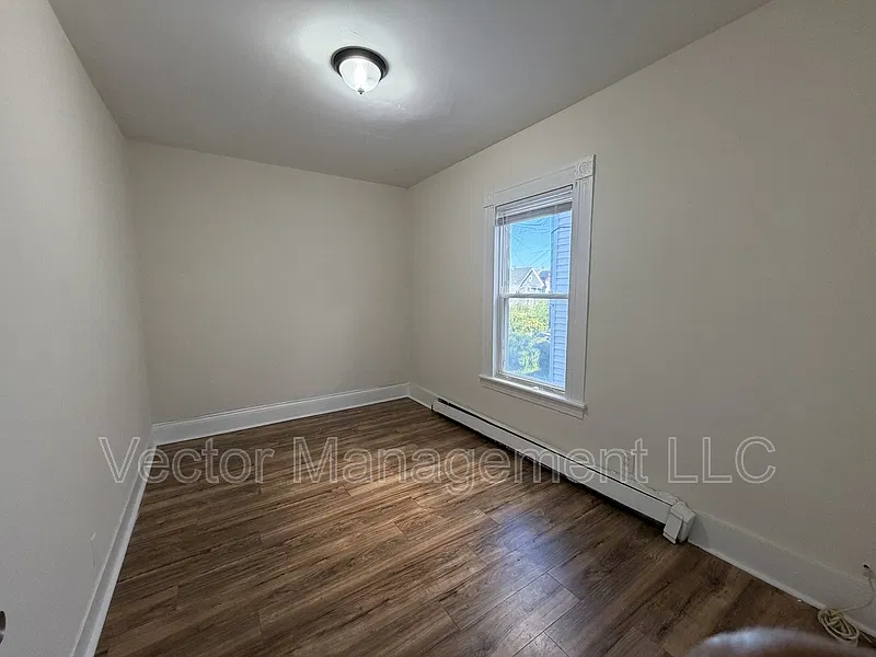 5 bed, 2.0 bath, 1170 sqft, $2,450 — Photo 4