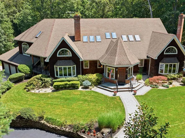 55 Meadow Glen Road, Northport, NY 11768