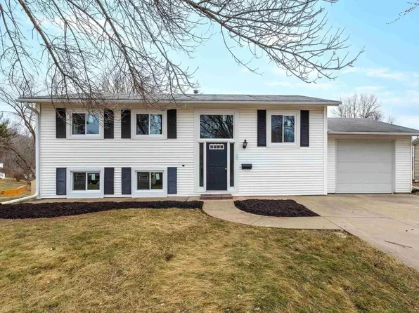 1517 12th St, Silvis, IL 61282