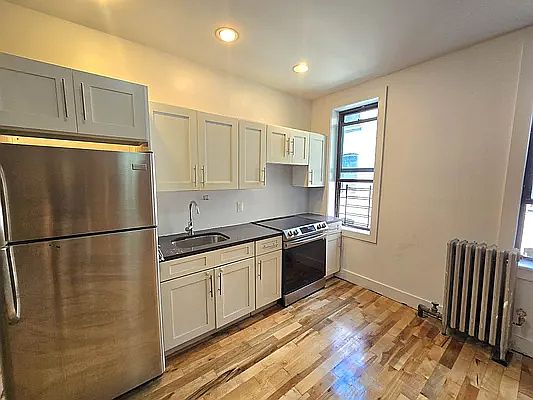 5th image of 18 E 21st St APT D8