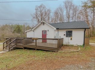 386 Lovers Ln, Mount Airy, NC 27030