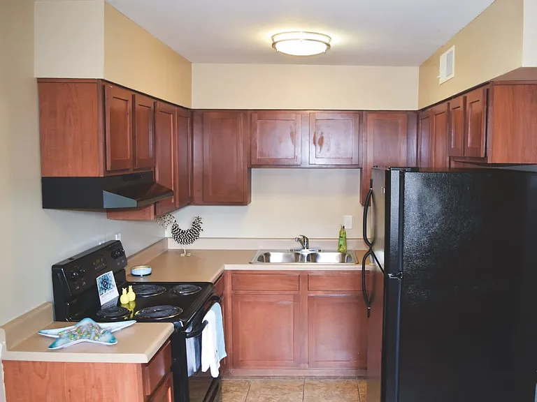 Maplehurst Park Apartments — Photo 11