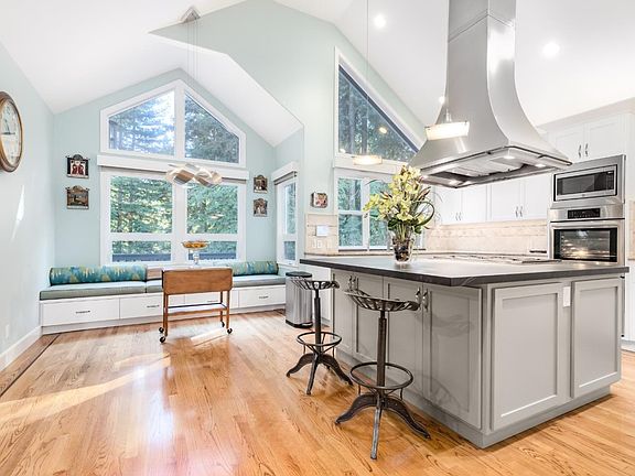 3rd image of 115 Lauren Cir