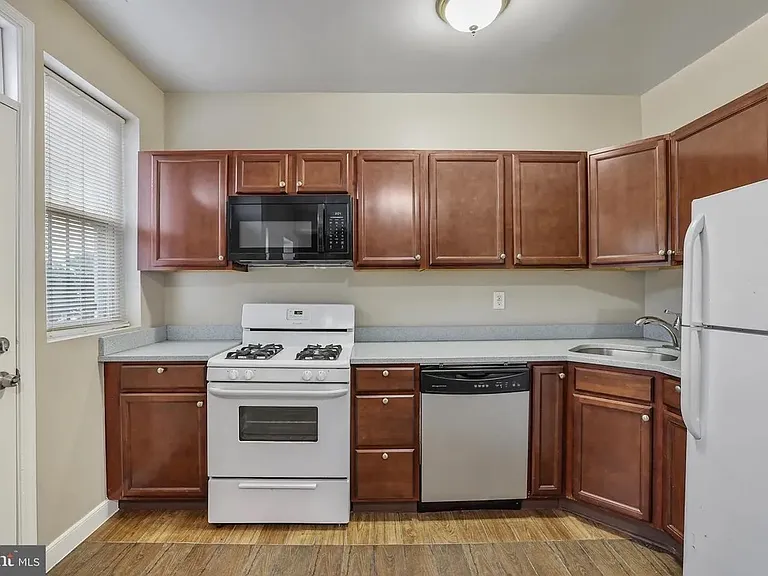 302 V St NE — Photo 11