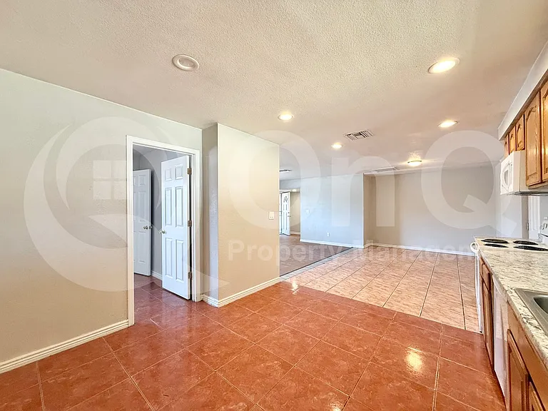 4009 N 48th Ave — Photo 19