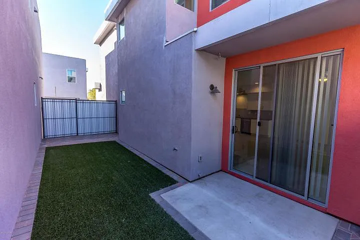 933 E Park Modern Dr — Photo 8