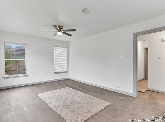 3rd image of 310 Edgebrook Ln