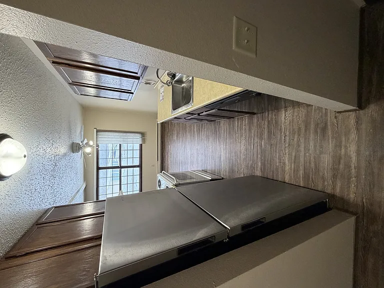 Crestview Manor Apartments — Photo 2