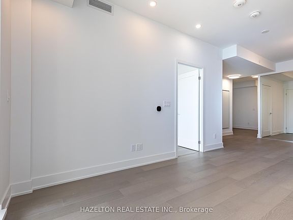 4th image of 8 Manor Rd W #605