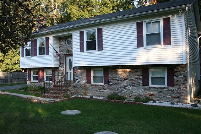 Spacious Split Foyer
