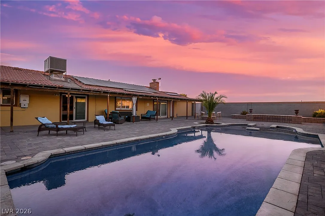 4 bed, 2.5 bath, 1976 sqft, $3,500 — Photo 1