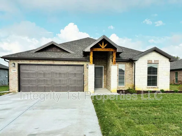 7545 McCormick Dr, Shawnee, KS 66227