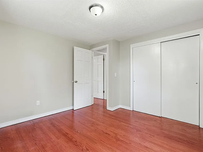 1107 N Pleasant St — Photo 25