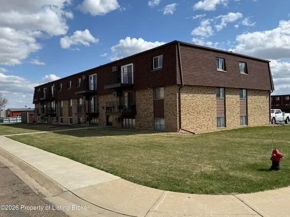 679 19th St W, Killdeer, ND 58601